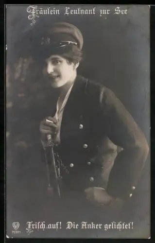 AK Dame in Uniform mit Zigarette, Fräulein Leutnant zur See