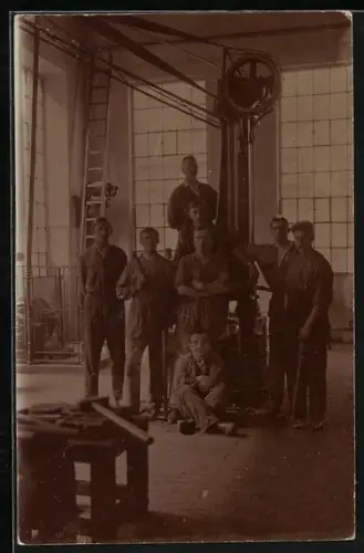 Foto-AK Gruppenfoto von Fabrikarbeitern