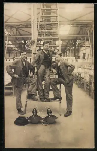 Foto-AK Drei Fabrikarbeiter posieren an einer Treppe