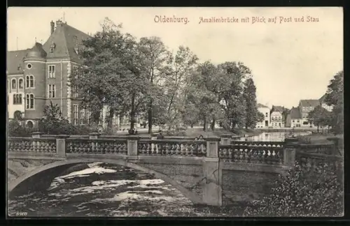 AK Oldenburg / O., Amalienbrücke mit Blick auf Post und Stau