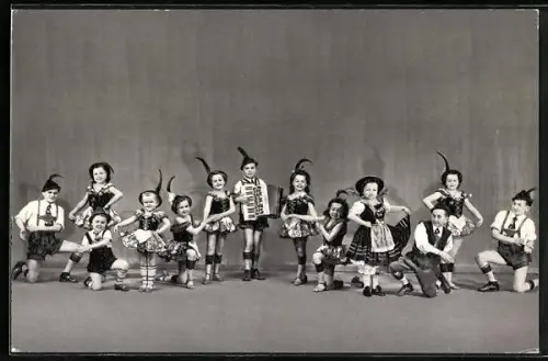 AK Manias Liliput-Sensationen, Trachtengruppe Circus Hagenbeck