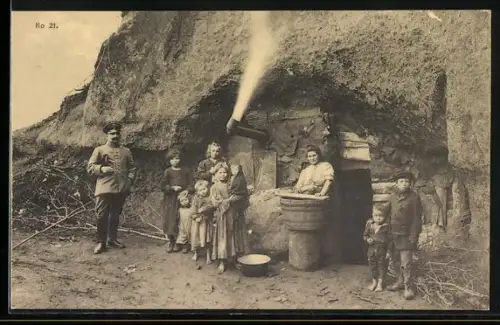 AK Französische Familie vor Höhlenbehausung