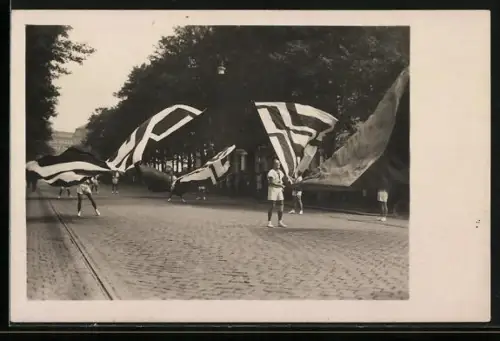 AK Wien, X. Deutsches Sängerbundesfest 1928, Fahnenschwinger während des Festzugs