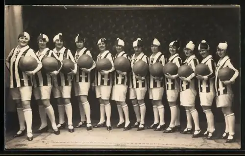 Foto-AK Turnerinnen im Turndress, Gruppenbild mit Bällen