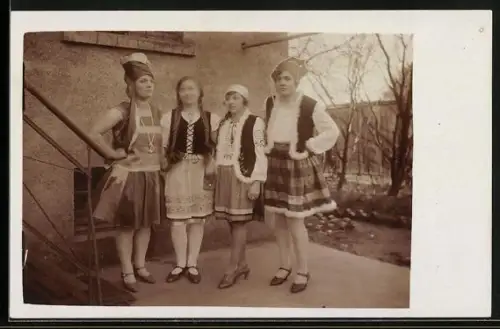 Foto-AK Vier junge Damen in Faschings-Verkleidung, 1928