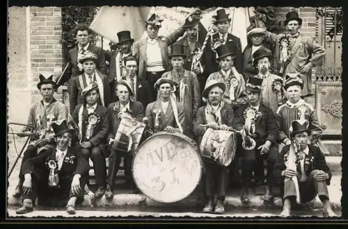 Foto-AK Faschingskapelle mit Zylinderhüten und Trommeln