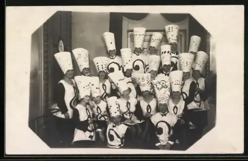 Foto-AK Faschingsgruppe mit bemalten Papierhüten, Notenmotive, 1928