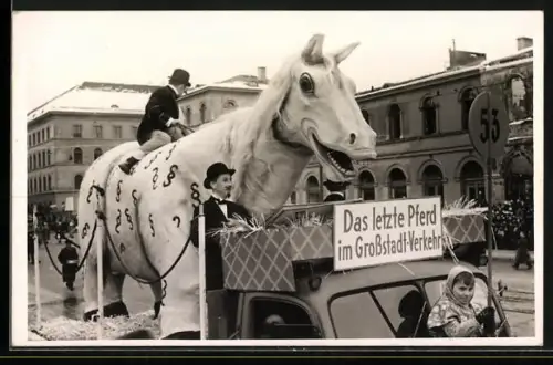 Foto-AK Das letzte Pferd im Grossstadtverkehr, Faschingswagen