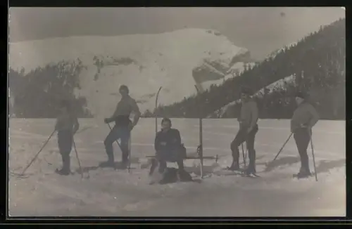 Foto-AK Junge Skiläufer im Gebirge, Gruppenbild