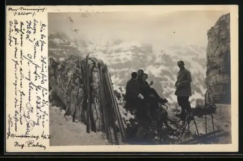 Foto-AK Skiläufergruppe im Hochgebirge bei einer Rast, 1931