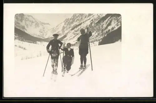 Foto-AK Zwei Skiläufer u. Skiläuferin im Gebirge
