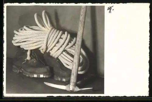 Foto-AK Bergstiefel, Kletterseil und Spitzhacke, Stilleben