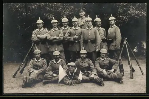 Foto-AK Soldaten der Infanterie mit Pickelhelmen u. Gewehren
