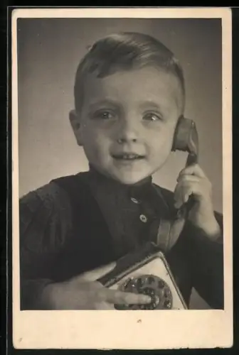 AK Kleiner Junge mit einem Telefon 1943