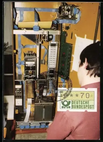 AK 2. Treffen Arbeiterkreis Automatenpostwertzeichen 1982, Mann an einer Maschine