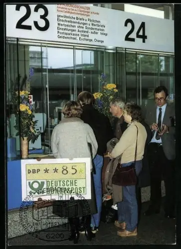 AK 3. Treffen Arbeiterkreis Automatenpostwertzeichen 1982, Personen an einem Schalter