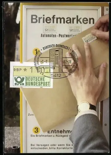 AK 2. Treffen Arbeiterkreis Automatenpostwertzeichen 1982, Mann klebt eine Briefmarke auf