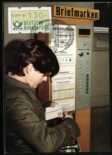 AK 2. Treffen Arbeiterkreis Automatenpostwertzeichen 1982, Frau mit einer Postkarte an einem Briefmarkenautomat