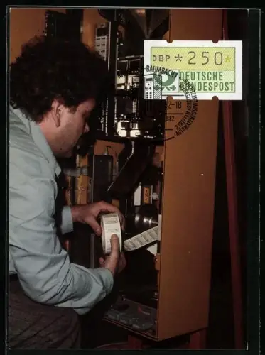 AK 2. Treffen Arbeiterkreis Automatenpostwertzeichen 1982, Auffüllen eines Automaten