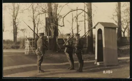 AK Britisches Heer, Soldaten bei der Wachablösung
