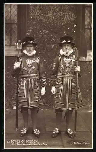 AK London, Tower of London, Chef Warder & Yeoman Gaoler in State Dress, Britische Soldaten