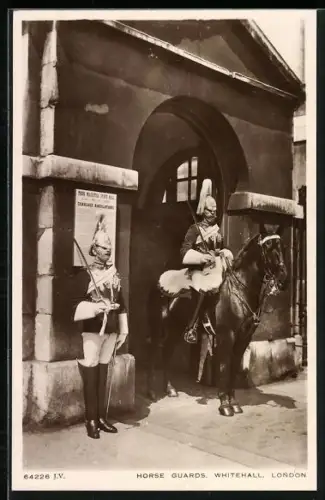 AK London, Whitehall, Horse Guards, Britischer Soldat in Uniform zu Pferde