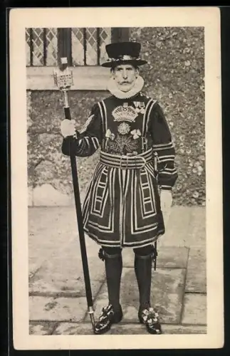 AK London, Tower of London, Head Warder in State Dress, Britischer Soldat