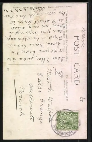 AK Britischer Soldat in Uniform umarmt Frau