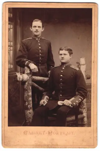 Fotografie unbekannter Fotograf und Ort, Zwei Uffz. in Uniform des Rgt. 70