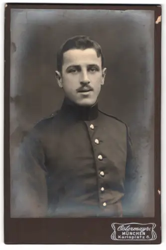 Fotografie Gebr. Ostermaier, München, Karlsplatz 6, Porträt eines Soldaten