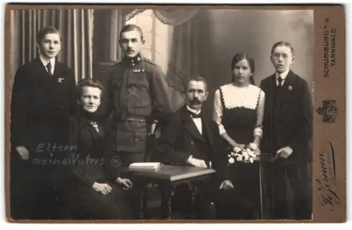 Fotografie J. Zeman, Schaumburg a. D., Familie mit K.u.K. Soldat in Uniform mit Bandschnalle, 1917