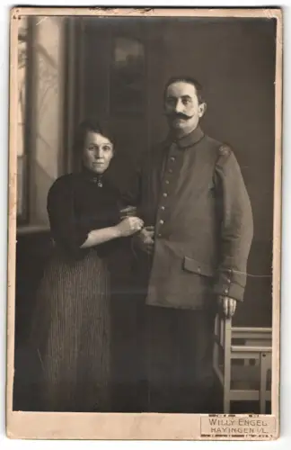 Fotografie Willy Engel, Hayingen, Soldat in Feldgrau Uniform nebst seiner Frau
