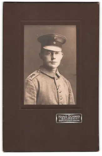 Fotografie Hans Schmid, Balingen, Bahnhofstrasse, Porträt eines Soldaten in Feldgrau Uniofrme Inf. Rgt., Ordensband