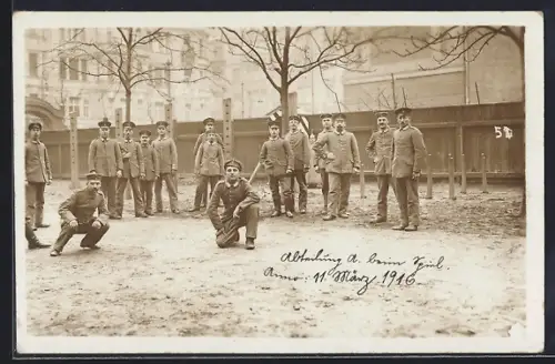 Foto-AK Berlin-Schöneberg, Eisenbahnkaserne, Soldaten im Kasernenhof
