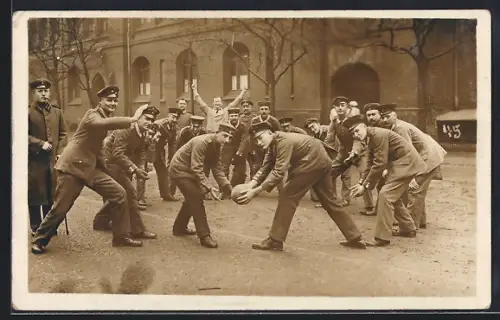 Foto-AK Berlin-Schöneberg, Eisenbahnkaserne, Soldaten beim Ballspiel