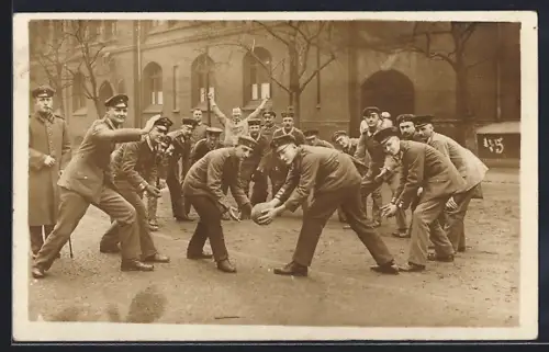 Foto-AK Berlin-Schöneberg, Eisenbahnkaserne, Soldaten beim Ballspiel