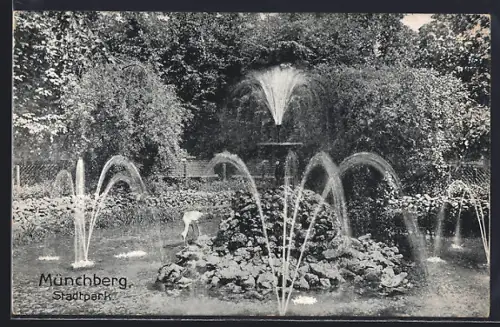 AK Münchberg / Fichtelgebirge, Partie im Stadtpark mit Fontäne