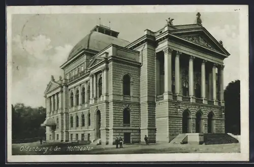 AK Oldenburg i. Gr., Grossherzoglichen Hoftheater mit Passanten