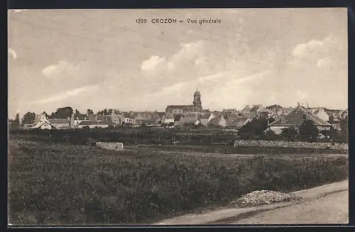 AK Crozon, Vue générale du village et des environs verdoyants