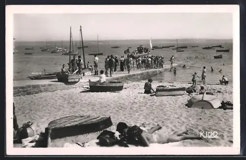 AK Beg-Meil /Finistère, La Plage au départ du Bec avec baigneurs et bateaux
