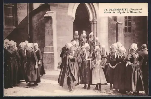 AK Plougastel /Finistère, Sortie de l`Église le Dimanche