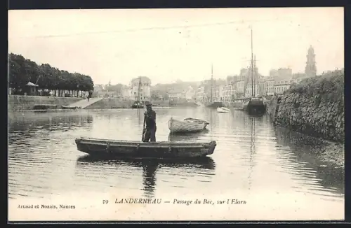 AK Landerneau, Passage du Bac sur l`Elorn avec vue sur la ville et bateaux amarrés