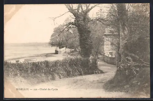 AK Morlaix, Chalet du Cycle et chemin bordé d`arbres