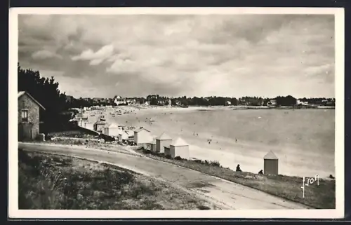AK Bénodet, Finistère, La plage avec cabines de bain et vue sur le littoral