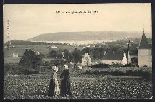 AK Morgat, Vue générale de Morgat et paysage rural avec deux femmes en tenue traditionnelle
