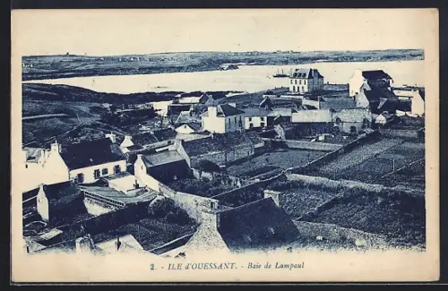 AK Ouessant, Baie de Lampaul avec vue sur le village et la côte