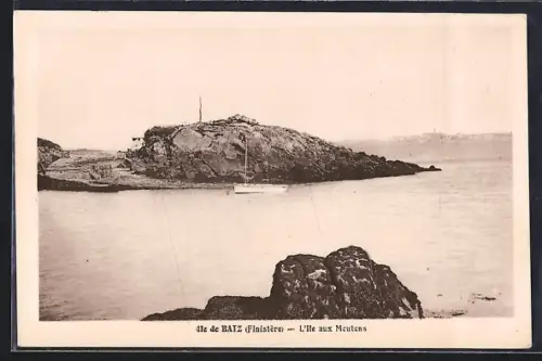 AK Île de Batz /Finistère, L`Île aux Moutons et voilier dans la baie