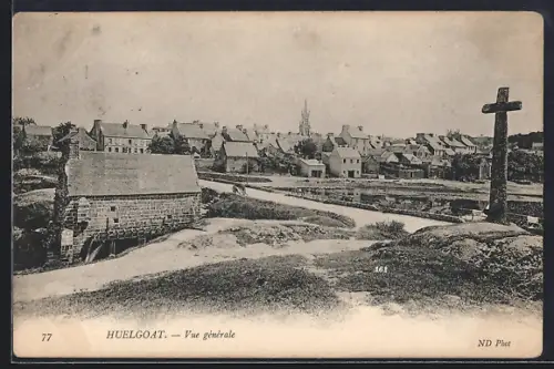 AK Huelgoat, Vue générale du village avec croix en pierre et maisons anciennes