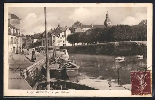 AK Quimperlé, Le quai Brizeux avec vue sur les bateaux amarrés et l`église en arrière-plan