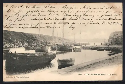 AK Île d`Ouessant, Le Port avec bateaux amarrés et vue sur l`entrée du port